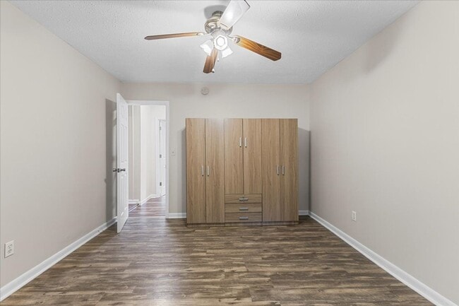 Building Photo - 4 bedroom, 2 bath home with den and garage...