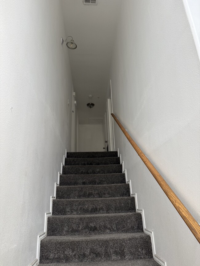 Building Photo - 1304 W Kiwi Ave