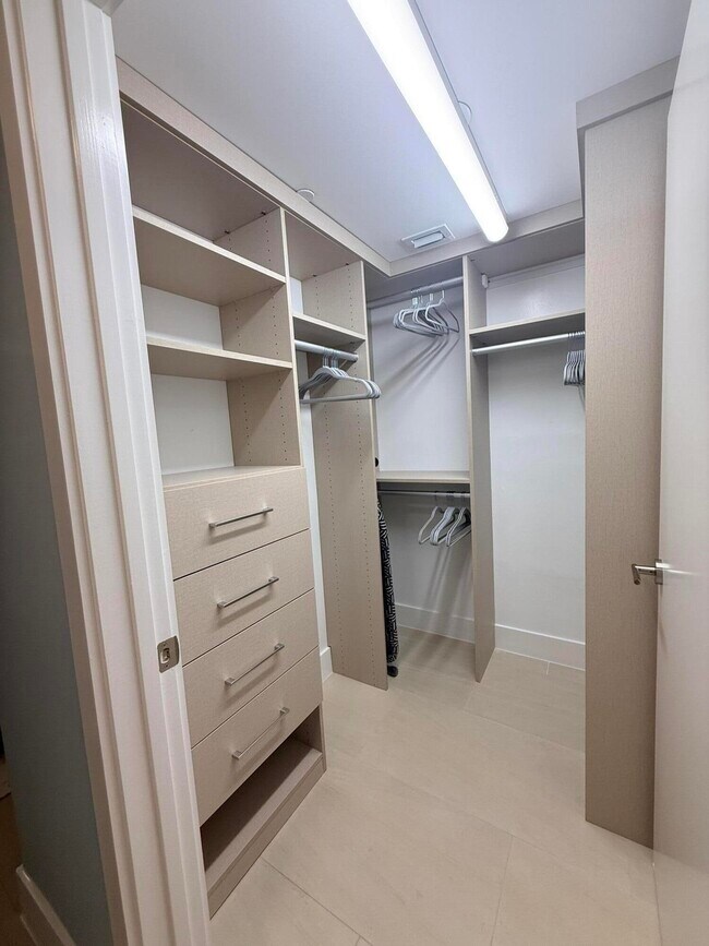 Building Photo - 111 SE 1st Ave