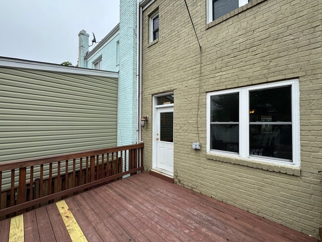Building Photo - Charming 2 Bed 1 Bath Interior Townhome Wi...