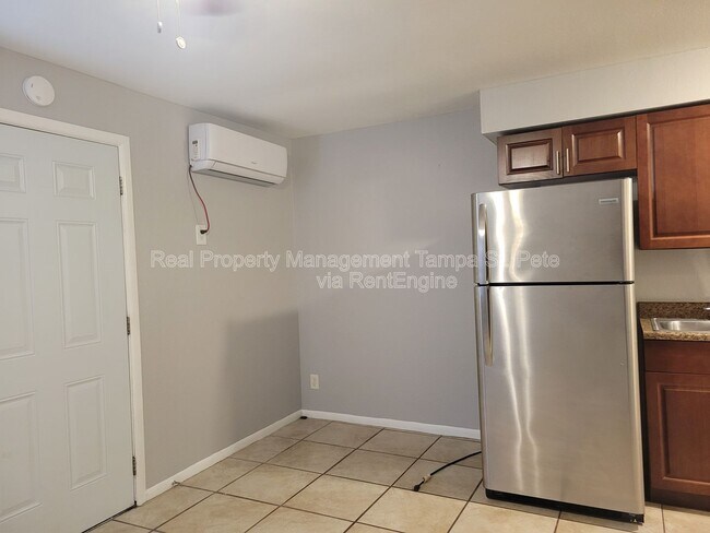 Building Photo - 404 W Amelia Ave