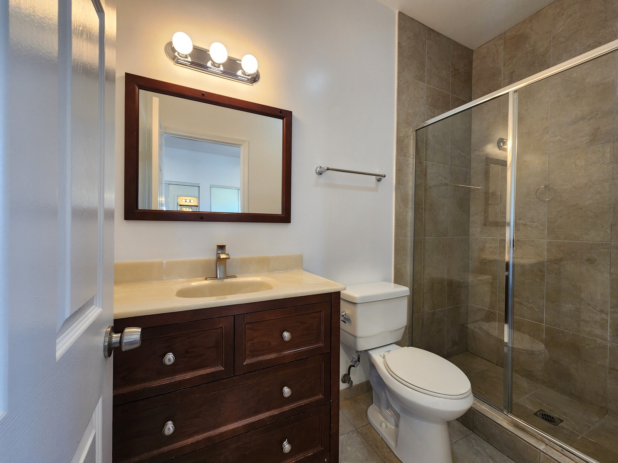 Building Photo - 1516 1/2 N Kingsley Dr