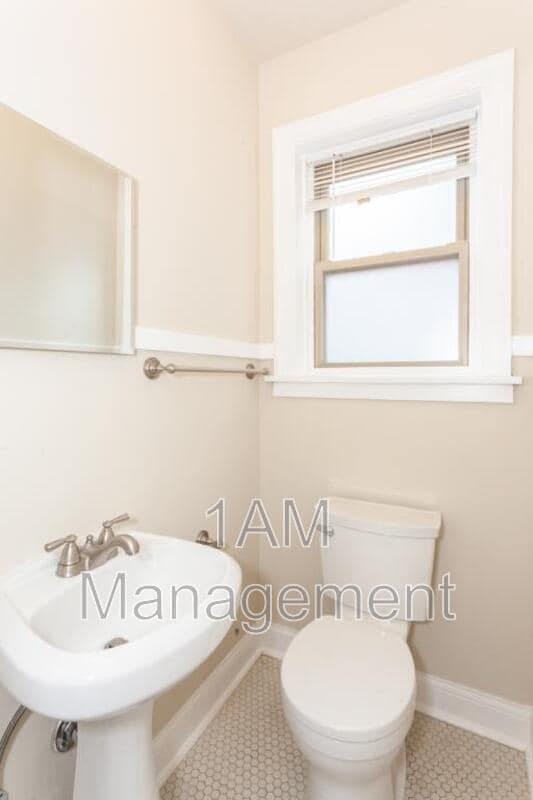 Building Photo - 4249 N Lawndale Ave
