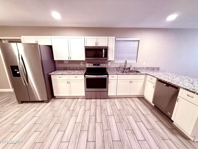 Primary Photo - 937 N Wedgewood Dr