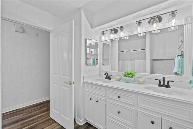 Building Photo - 933 Bonita Dr