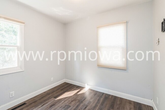 Building Photo - COZY RANCH!! 2 Bedroom, 1 Bathroom Home in Des Moines