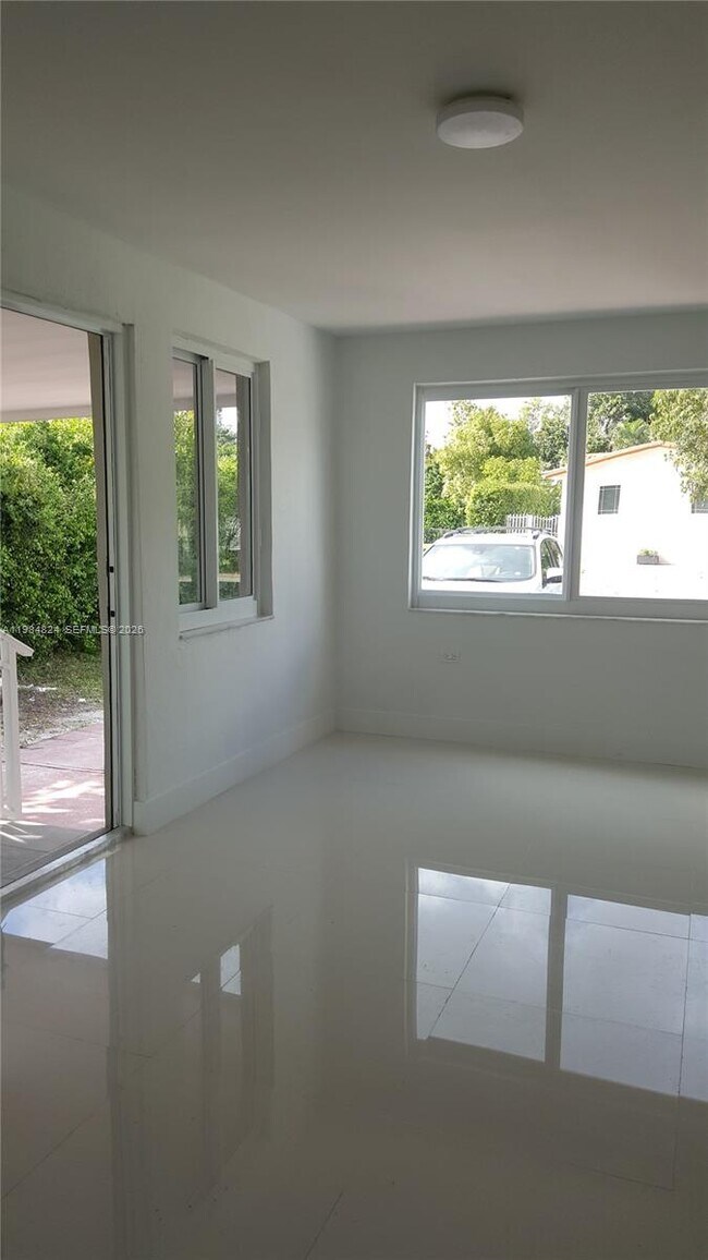 Building Photo - 6300 SW 21st St