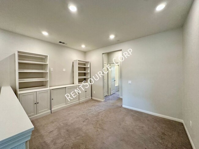 Building Photo - 2 Bedroom Townhome w/ SOLAR located in San...