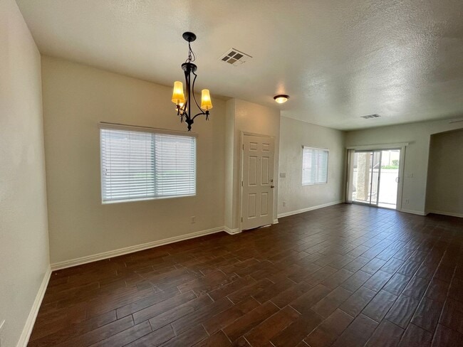 Building Photo - Great Spacious 3 bedroom Townhome Availabl...