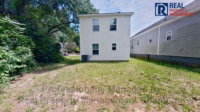 Building Photo - 3 BD/1.5 BA Home with Fresh Paint and New Carpet!