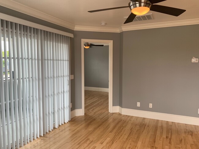 Building Photo - UPSTAIRS UNIT! Washer&Dryer! Assigned Park...