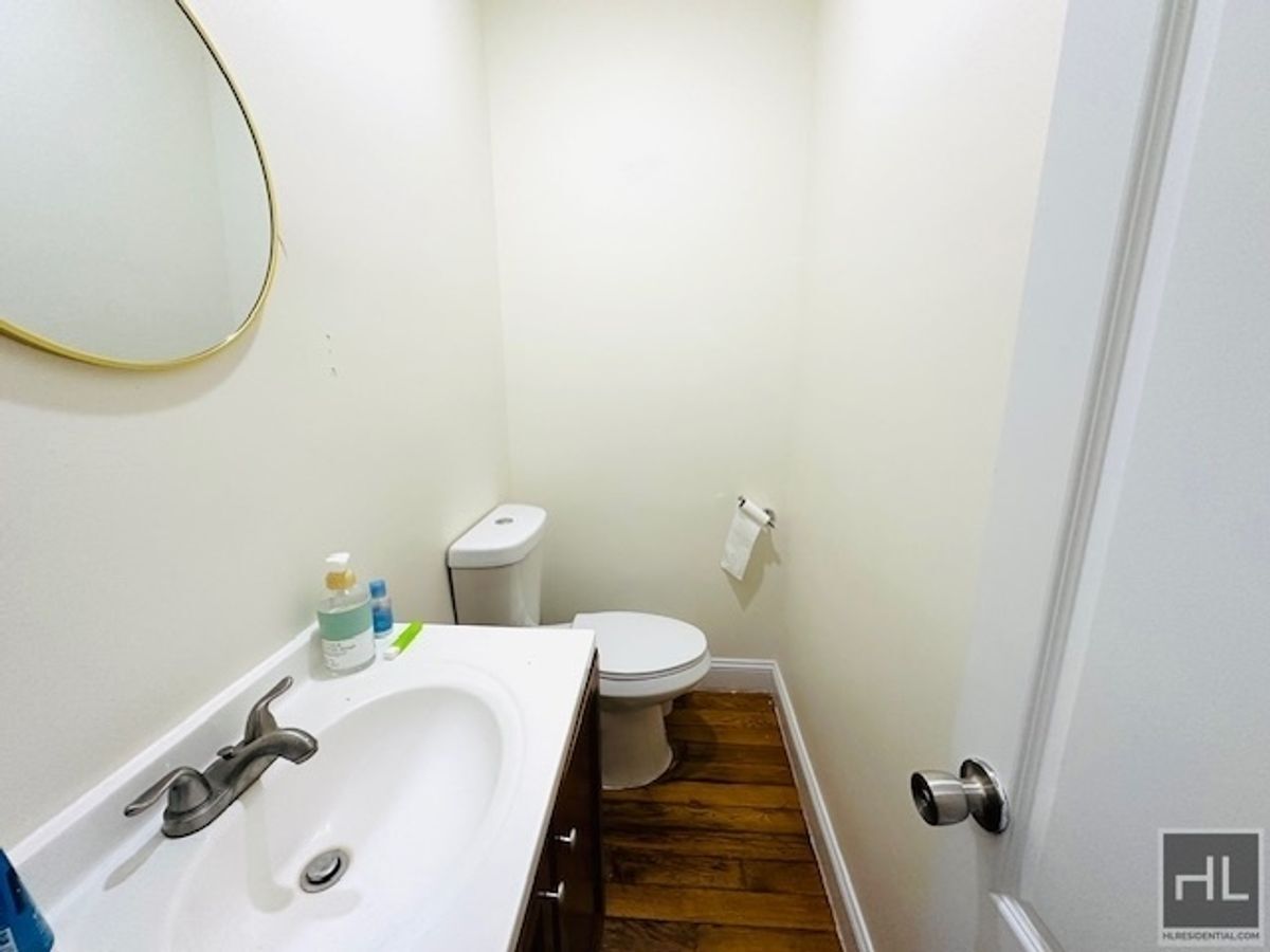 Building Photo - Floor Through 4 Bed/1.5 Bath Penthouse in ...