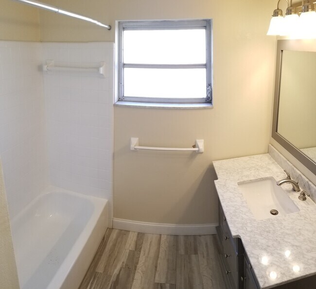 Building Photo - 3 Bedroom 2 Bath Home in Pinellas Park