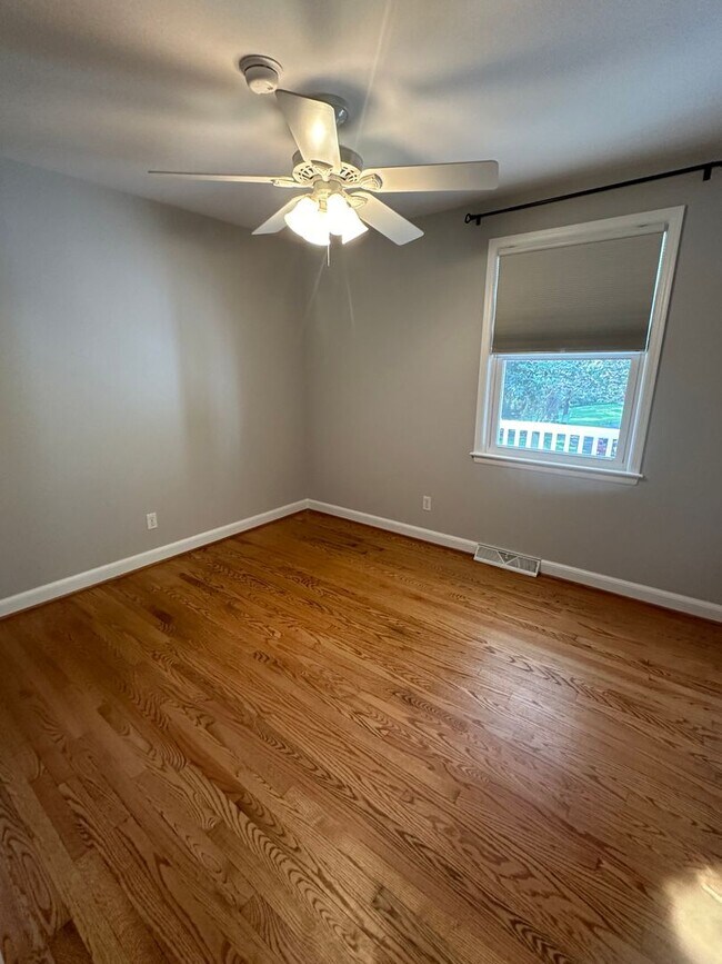 Building Photo - Charming 3 BR, 2.5 Ba house in a great location in town on a quiet cul de sac