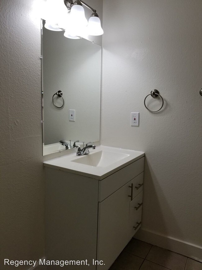 Building Photo - 704 N Broadway St