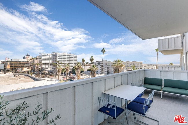 Building Photo - 7135 Hollywood Blvd