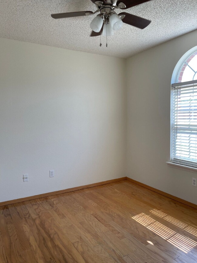 Building Photo - Cute 2 bed/2 bath/2 car garage in a great ...