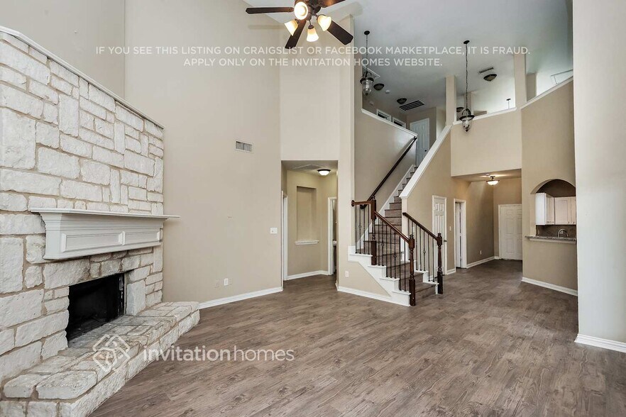 Building Photo - 2942 Greenway Dr