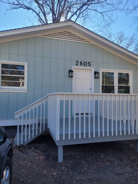 Building Photo - 2605 Vineyard St