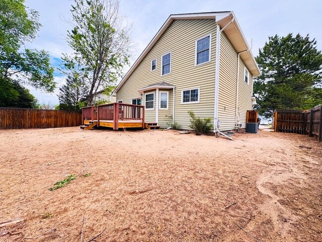 Building Photo - 4 bedroom with large backyard