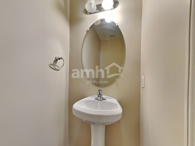 Building Photo - 25 Concordia Ct