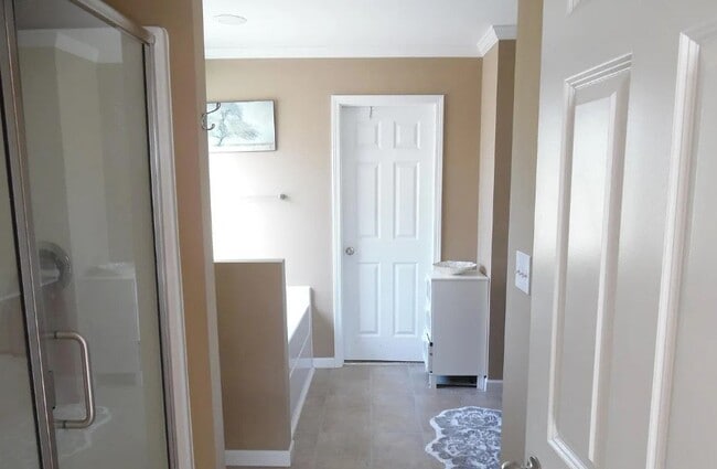 Building Photo - Spacious Greenville Home with Fenced Yard