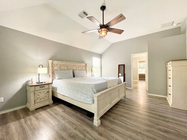 Upstairs Large Main Bedroom - 11519 Brae Hill