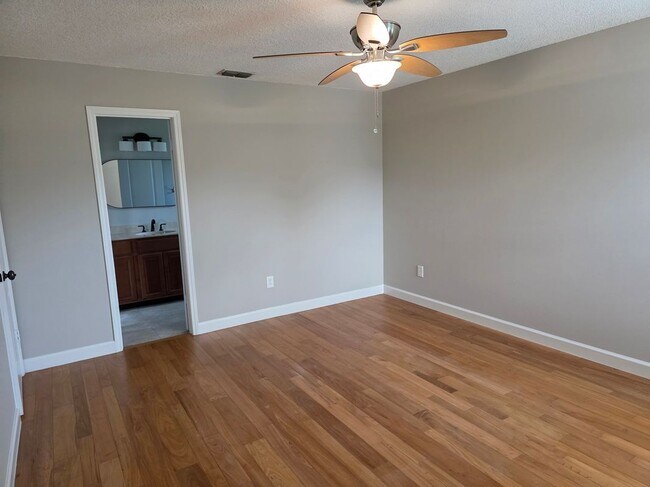 Building Photo - 180 Martinique Cir