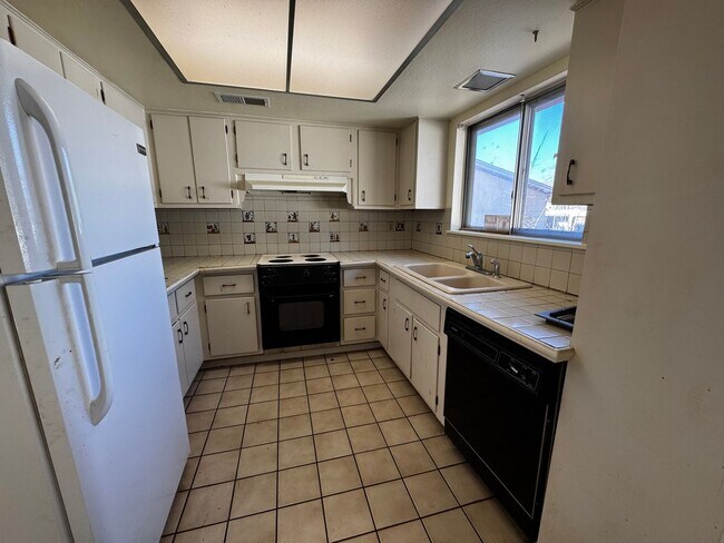 Building Photo - Mid-century Modern Heights Home