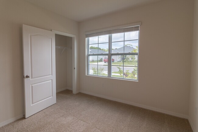 Building Photo - 462 St Georges Cir