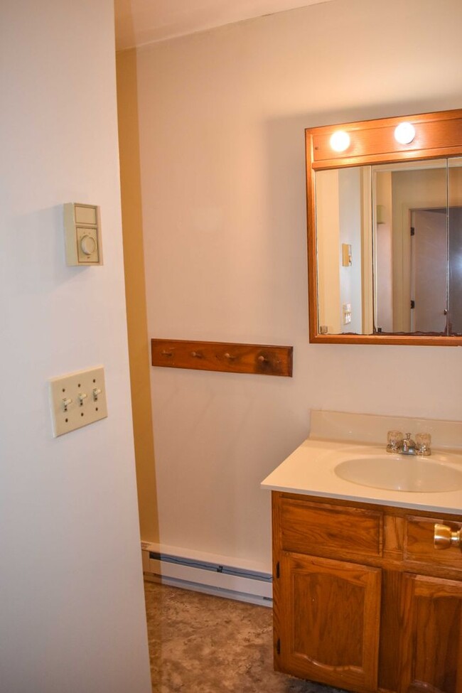Building Photo - 2 Bedroom in Jersey Shore with 1 Car Garage!