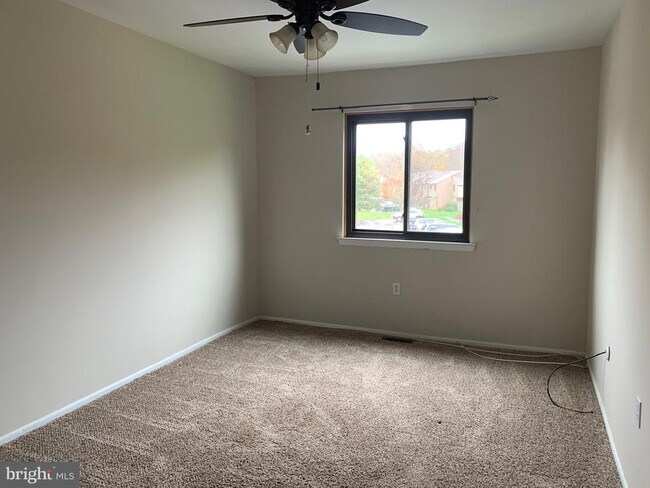 Building Photo - 118 Sycamore Ct