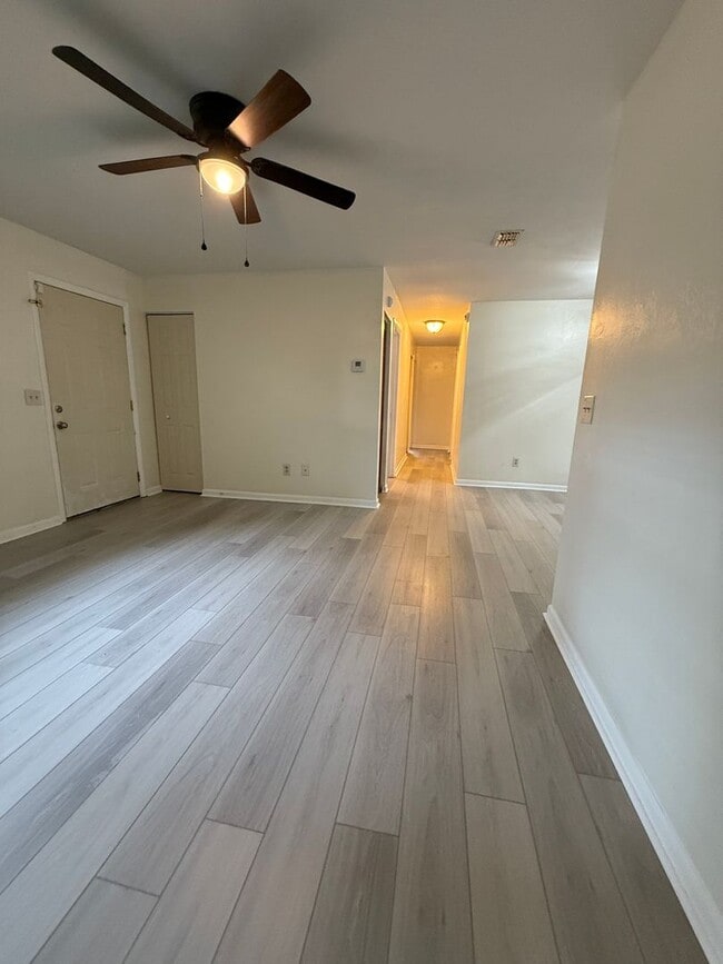 Building Photo - Completely Renovated!