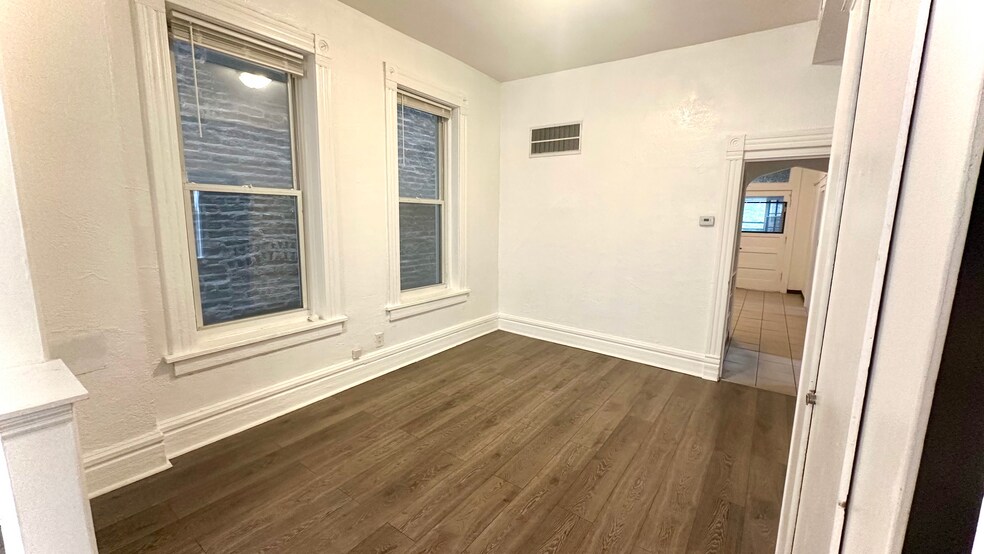 Family Room - 3146 S Union Ave