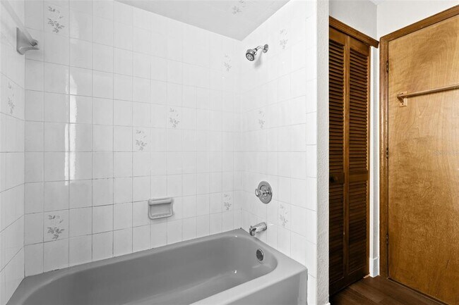 Building Photo - 8829 Bermuda Ln