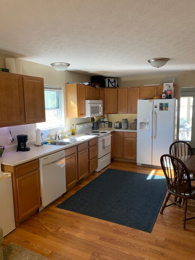 Building Photo - ***AVAILABLE AUGUST 2027*** Bedroom, 2 Bat...