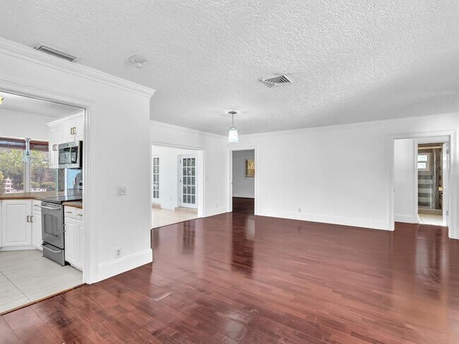 Building Photo - 899 NW 6th Dr