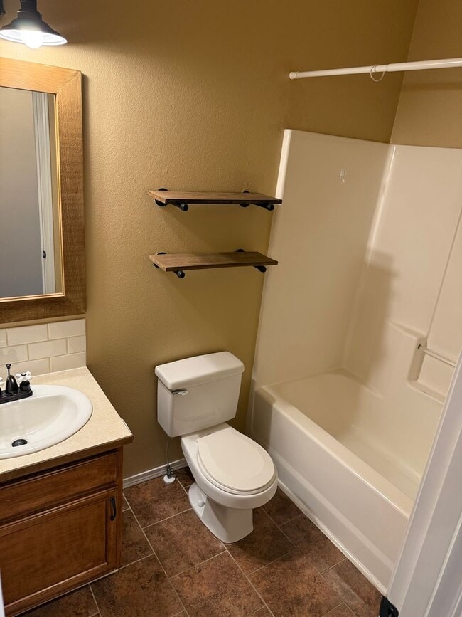 Building Photo - SW Old Mill Area 3 Bdrm, 2 Bath, All Appliances, A/C, Gas Heat/Fireplace, Dbl Garage