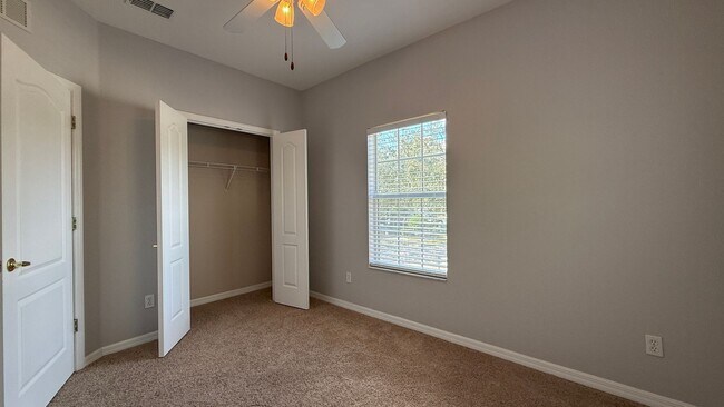 Building Photo - Spacious 4-Bed, 3-Bath End Unit Townhome w...