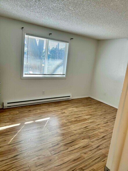 Building Photo - 2804 E 32nd Ave