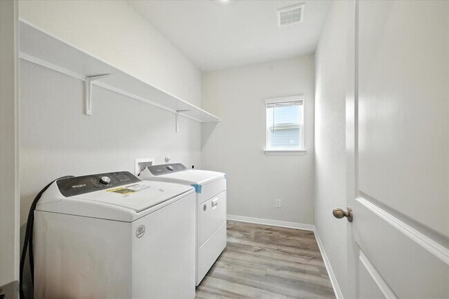 Building Photo - 104 Capella Wy