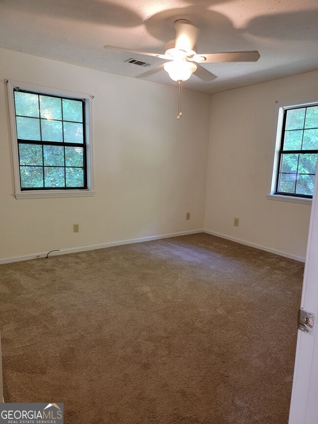 Building Photo - 250 Lake Dr