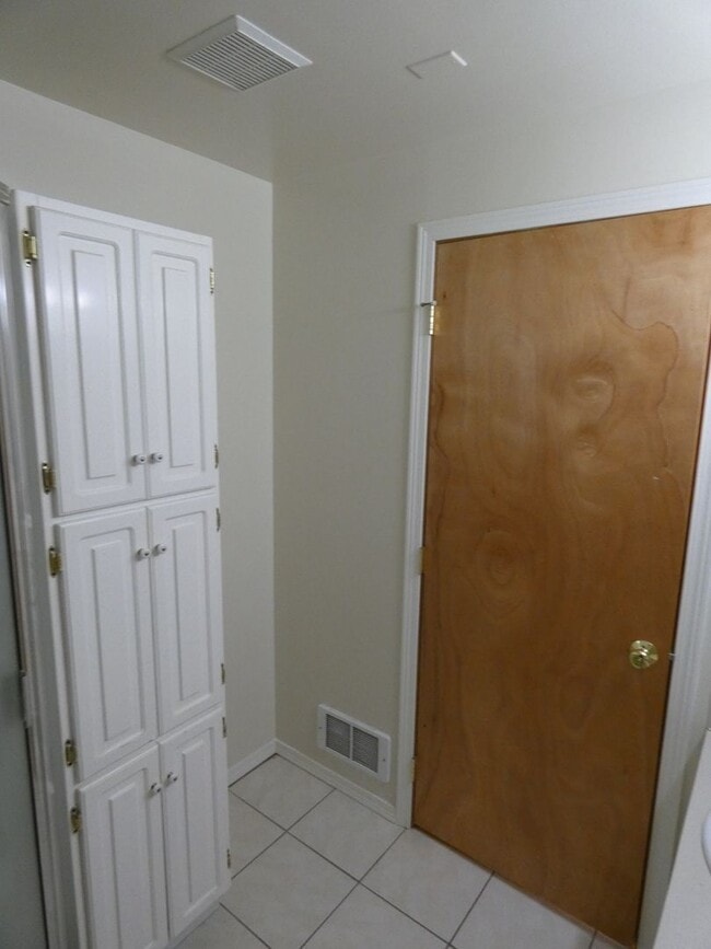 Building Photo - **Spacious Duplex** Lower Level