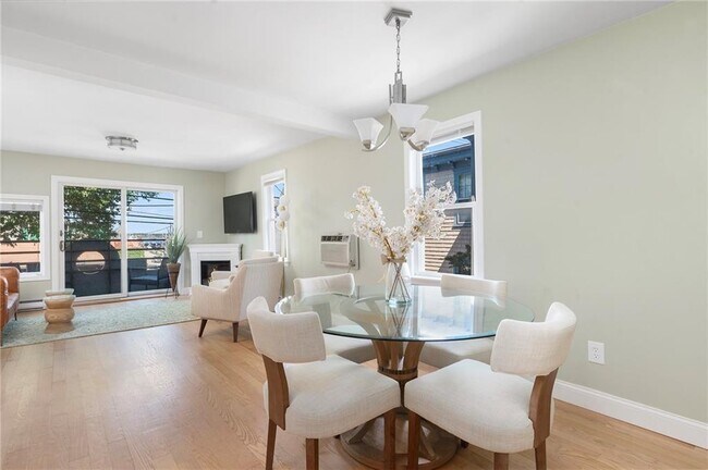 Building Photo - 492 Thames St