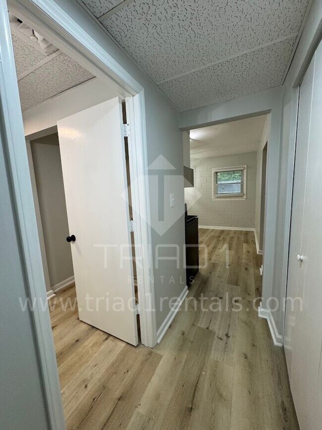 Building Photo - 2205 Hathaway Dr