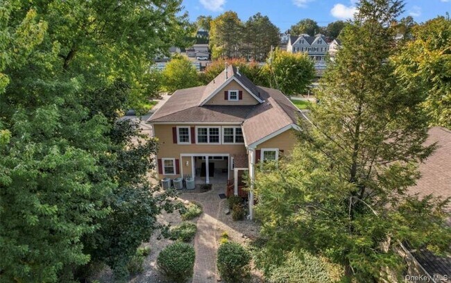 Building Photo - 10 Burnside Ave