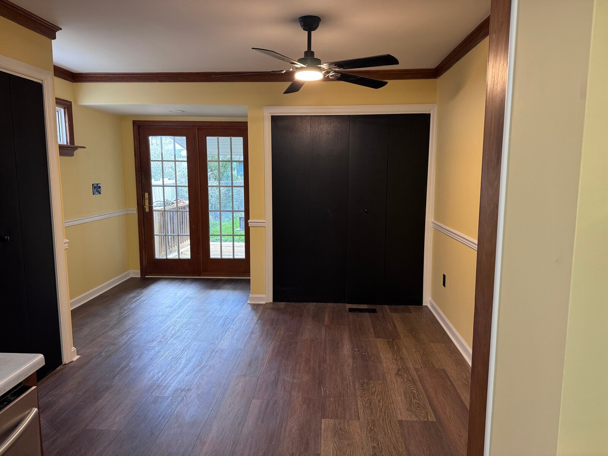 Building Photo - 110 E Locust St