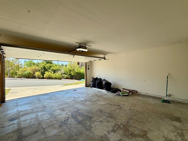 Building Photo - Spacious Five Bedroom in Rancho Del Oro