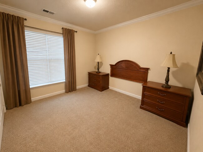 Building Photo - Spacious Furnished 3-Bedroom Condo Oasis with 2 Baths in Davenport
