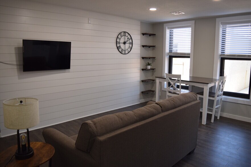 Primary Photo - 113 N Cedar Ave